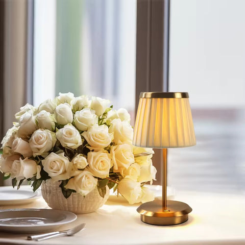 Klassieke Elegante Tafellamp Met Warm Licht - tafellampen - sfeerbeeld