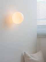 LumoSphere Witte Glasbol LED Wandlamp
