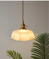 Nordic Bloom Glass Pendant – Minimalistische Glazen Hanglamp in Crèmekleurige Bloemstijl