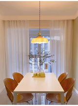 Nordic Bloom Glass Pendant – Minimalistische Glazen Hanglamp in Crèmekleurige Bloemstijl