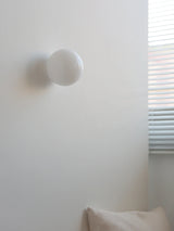 LumoSphere Witte Glasbol LED Wandlamp