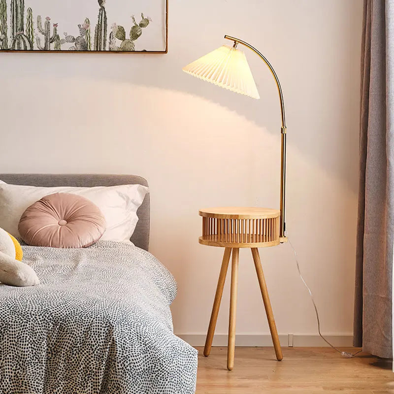 Scandinavische Houten Driepoot Vloerlamp - vloerlamp - sfeerbeeld