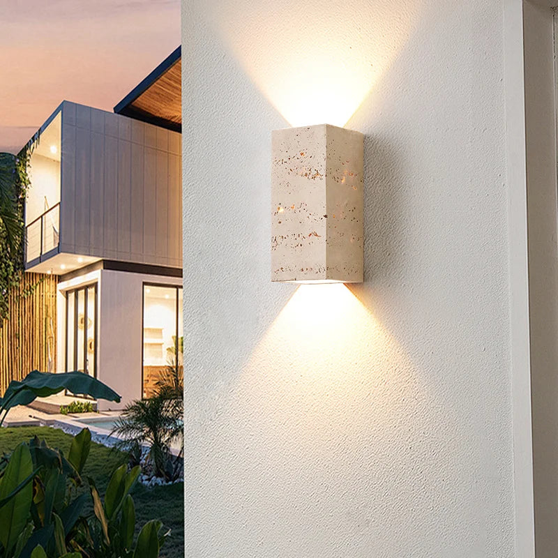 StoneBloc Buitenwandlamp – Natuurlijke Steenlook Wandlamp voor Tuin, Hal & Badkamer - buitenverlichting - sfeerbeeld