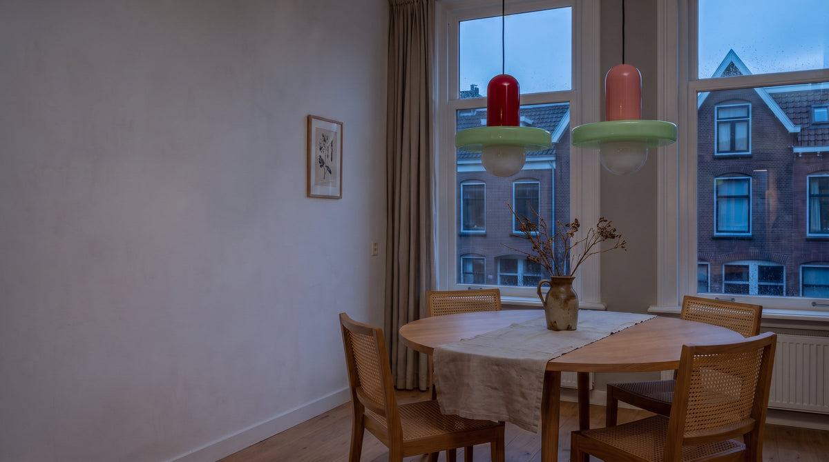 De kamer met de lamp uit