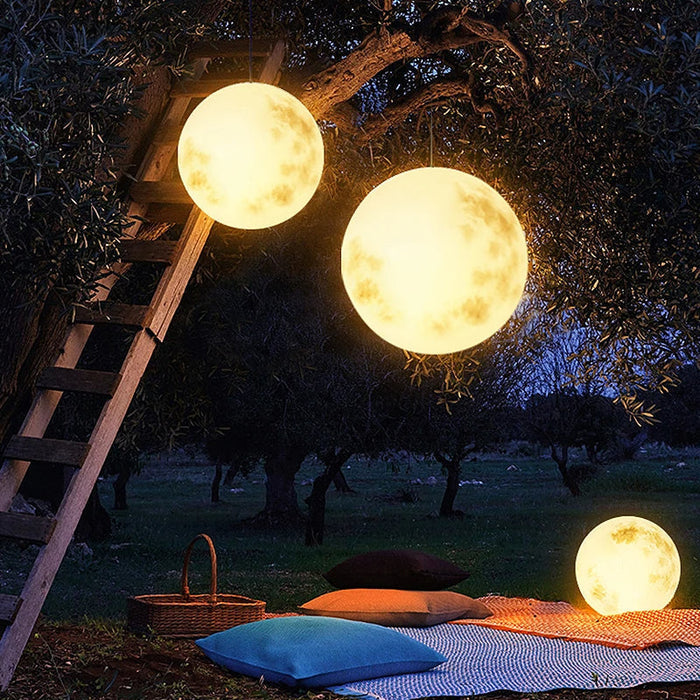 Moonlamp | Tuinlamp In De Vorm Van Een Maan - lamp - sfeerbeeld