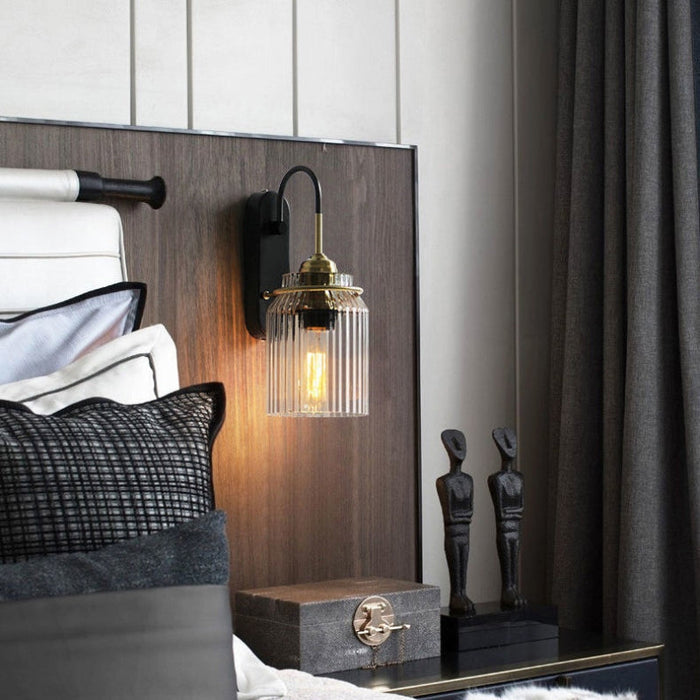 Vintage Wandlamp Met Geribbelde Glazen Kap - wandlampen - gemonteerd