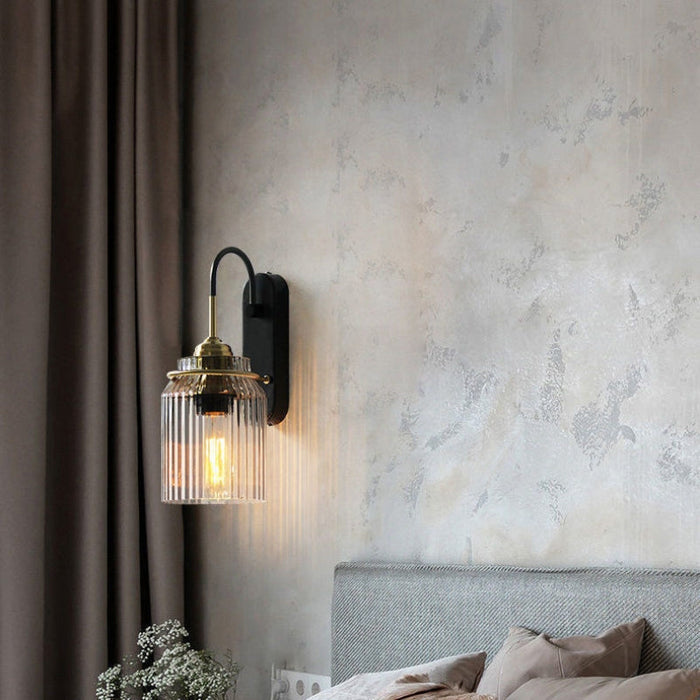 Zwarte bed wandlamp met kap | Licht & Accessoires | Gouden accenten - Licht & Accessoires Zwarte bed wandlamp met kap | Licht & Accessoires | Gouden accenten - Licht & Accessoires