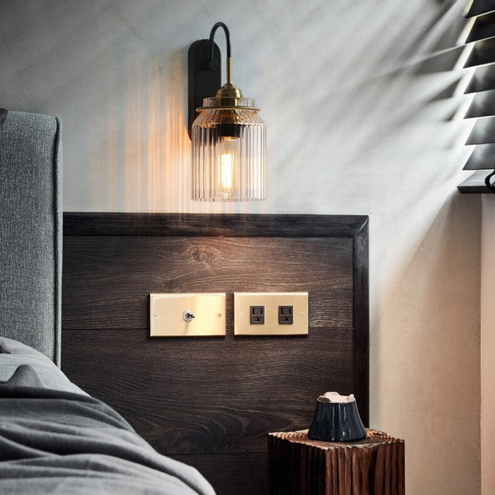 Vintage Wandlamp Met Geribbelde Glazen Kap - wandlampen - zijaanzicht