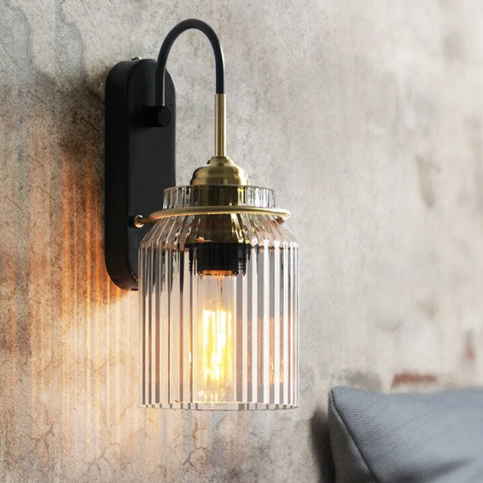 Vintage Wandlamp Met Geribbelde Glazen Kap - wandlampen - in de kamer
