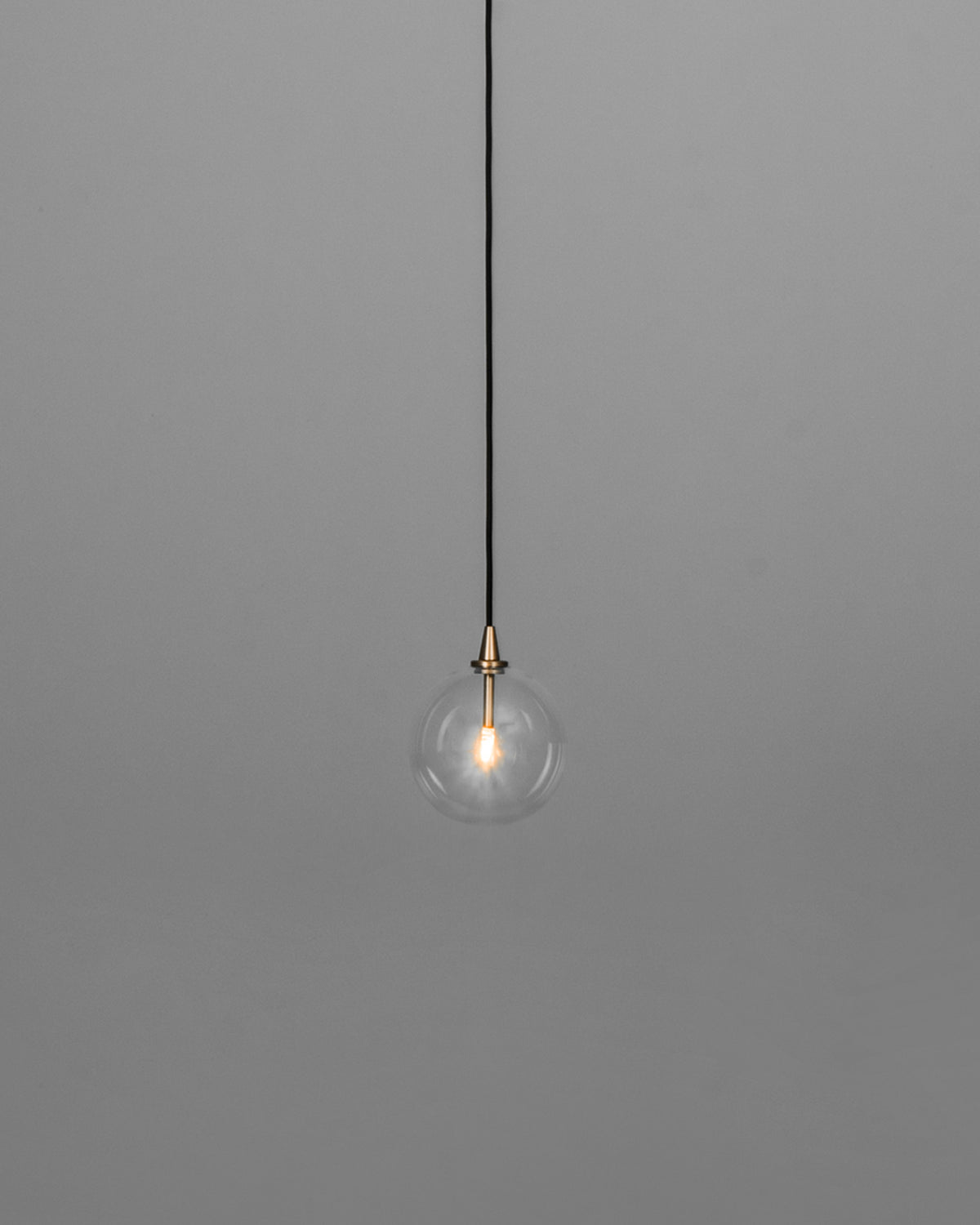 Schwung Lighting - Glass Globe Pendant FI 150 - hanglampen - sfeerbeeld