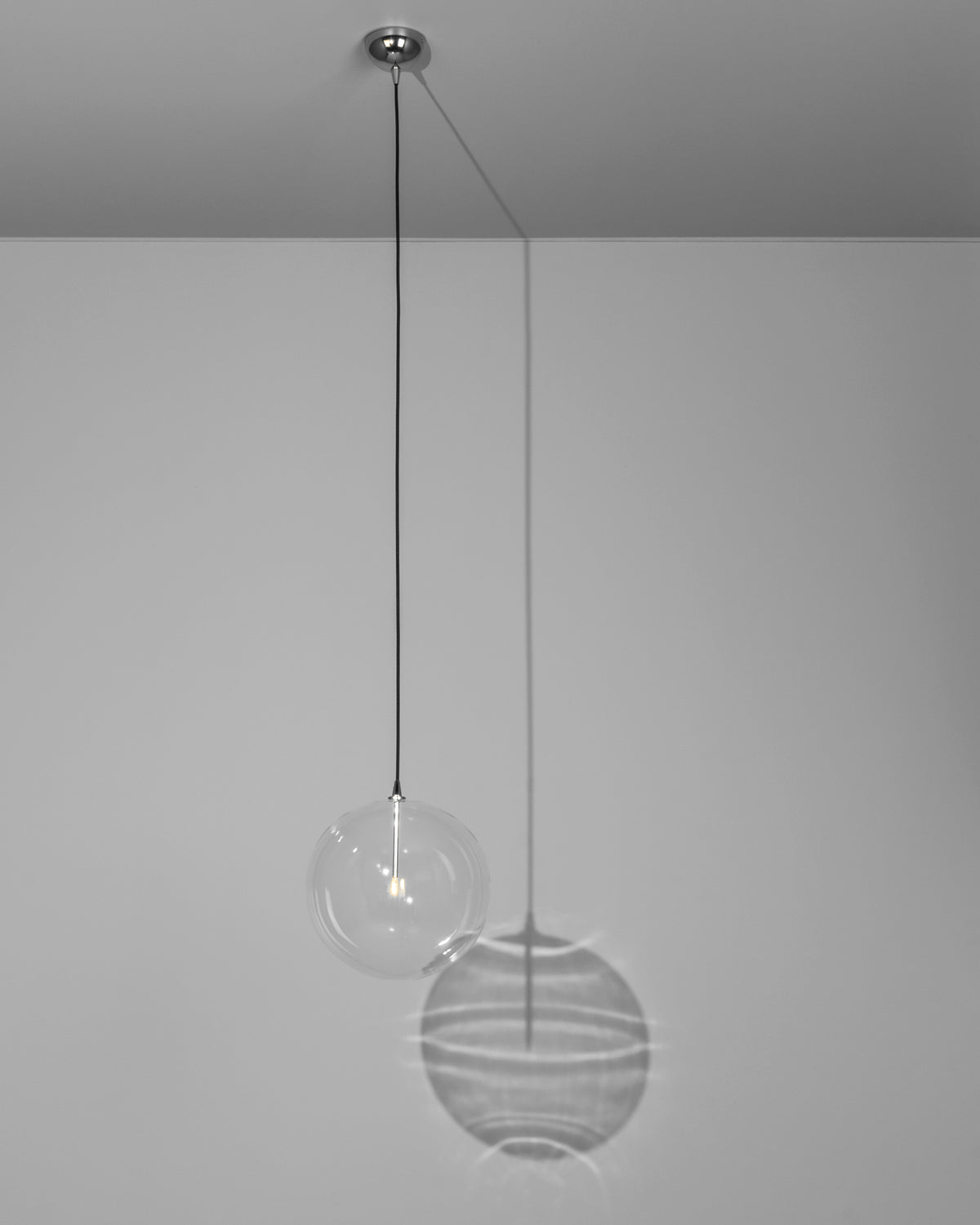 Schwung Lighting - Glass Globe Pendant FI 350 - hanglampen - in de kamer