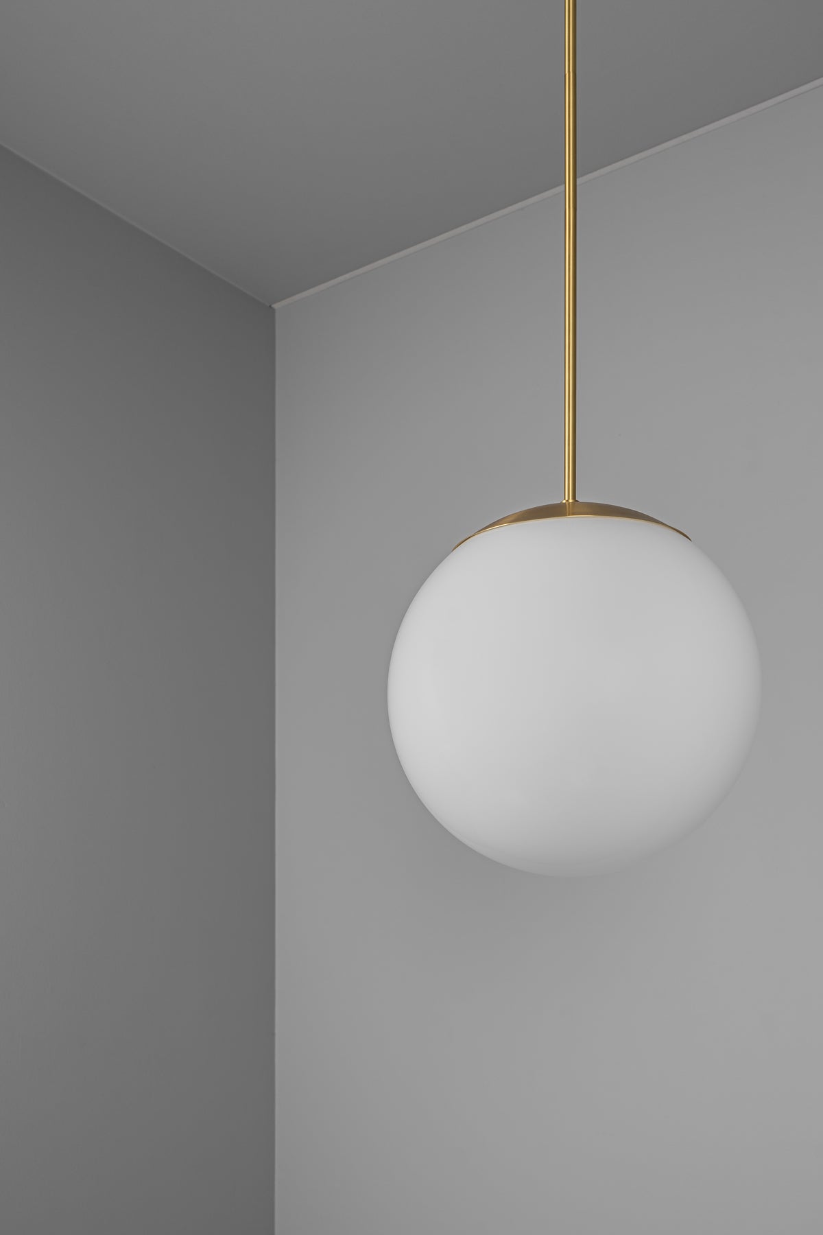 Schwung Lighting - Glass Globe Opal FI 600 - hanglampen - in de kamer