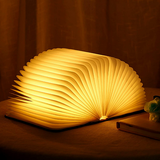 Betoverde Boekenlamp Voor  Op Tafel Met Warm Licht