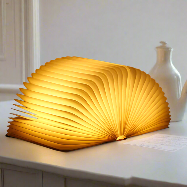 Betoverde Boekenlamp Voor  Op Tafel Met Warm Licht