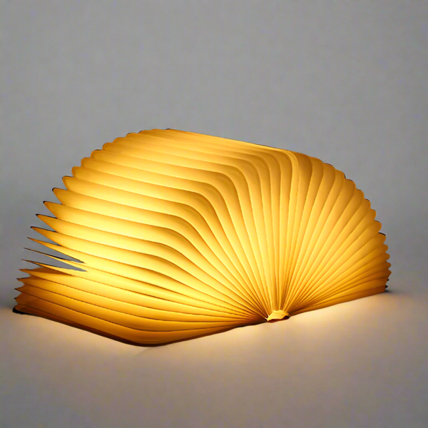 Betoverde Boekenlamp Voor  Op Tafel Met Warm Licht