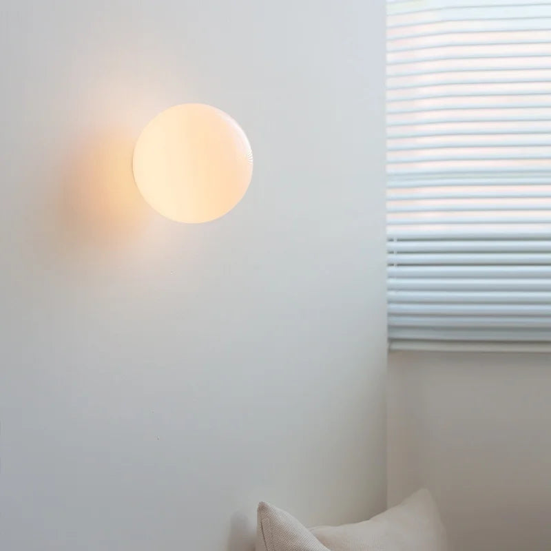 LumoSphere Witte Glasbol LED Wandlamp - wandlamp - detail