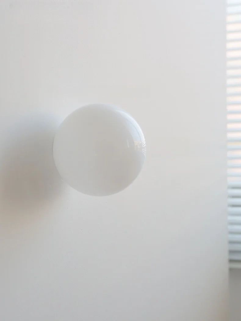 LumoSphere Witte Glasbol LED Wandlamp