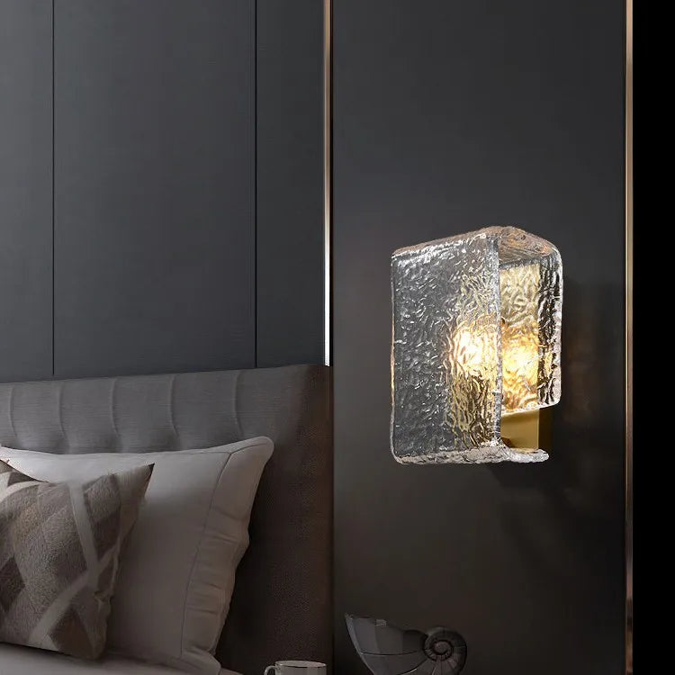 LuxeLuma Postmoderne Koperen Wandlamp met Glazen Kap - wandlamp - sfeerbeeld