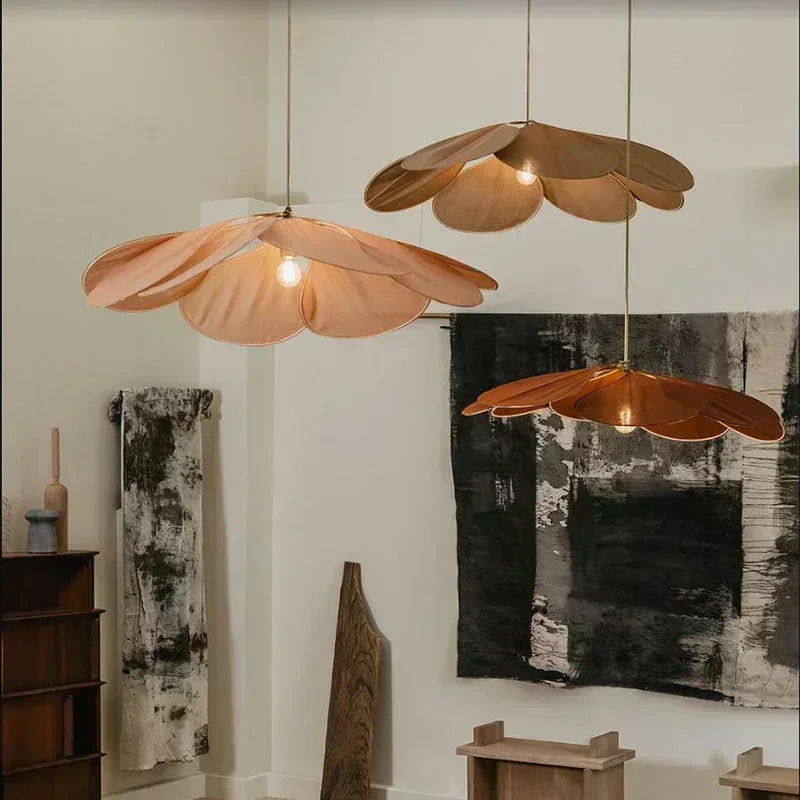 LumaFlora Petal Light – Stoffen Kunst Hanglamp met Kleurrijke Bloembladen - hanglampen - sfeerbeeld