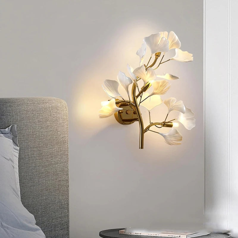 GinkgoLume Nordic Wandlamp – Minimalistische LED Bedlamp met Ginkgoblad Design - wandlamp - sfeerbeeld