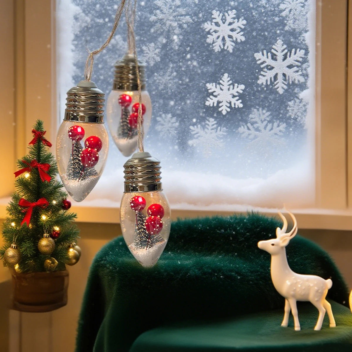 FrostGlobe LED Sneeuwbol Lichtslinger – Met Kerstboom & Rode Besjes - buitenverlichting - in de kamer