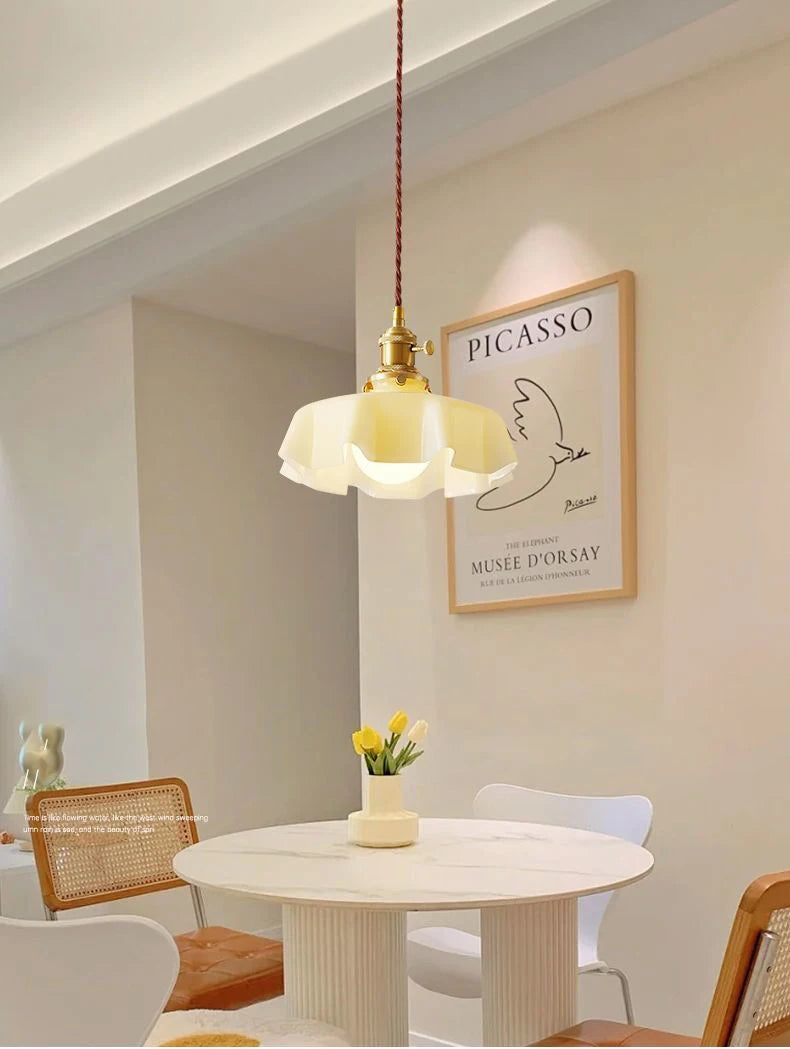 Nordic Bloom Glass Pendant – Minimalistische Glazen Hanglamp in Crèmekleurige Bloemstijl