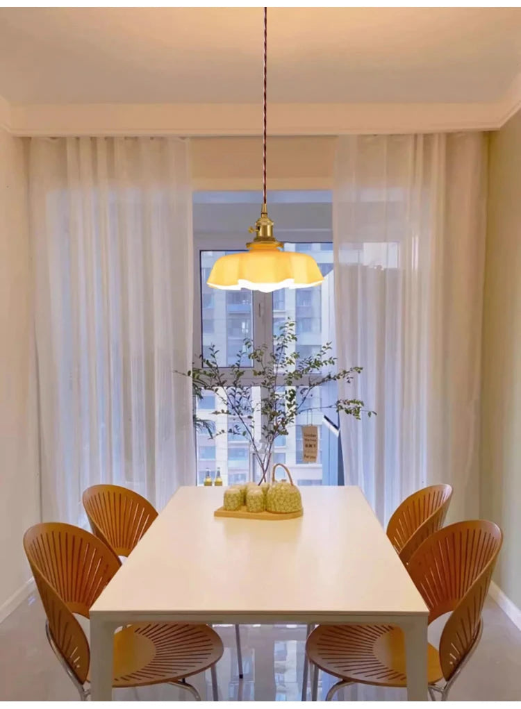 Nordic Bloom Glass Pendant – Minimalistische Glazen Hanglamp in Crèmekleurige Bloemstijl