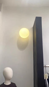 LumoSphere Witte Glasbol LED Wandlamp