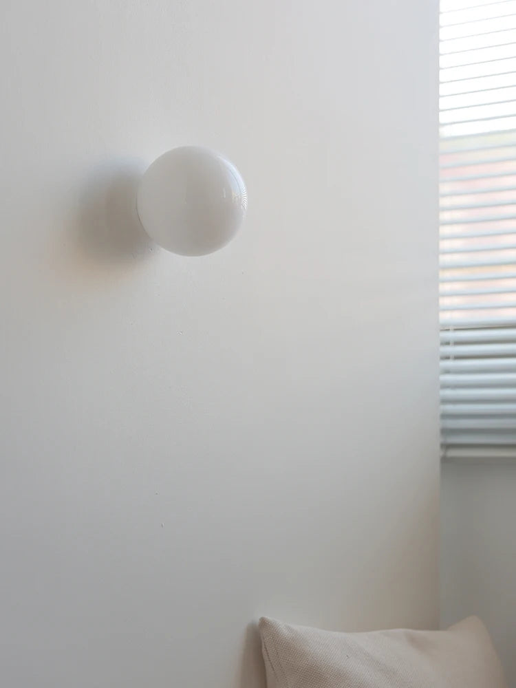 LumoSphere Witte Glasbol LED Wandlamp - wandlamp - verlicht