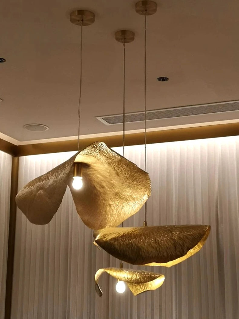 Minimalistische Koperen Hanglamp in Lotusblaad Ontwerp