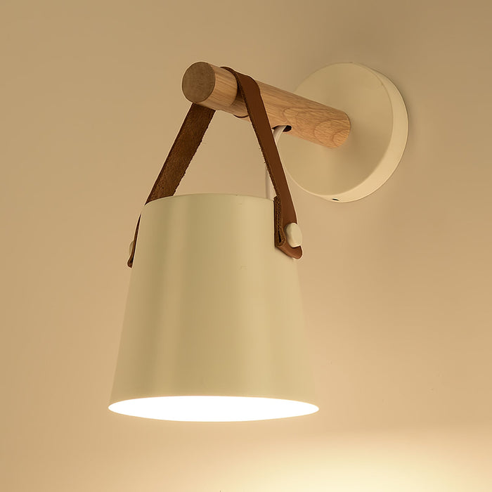 Conische Wandlamp van Hout